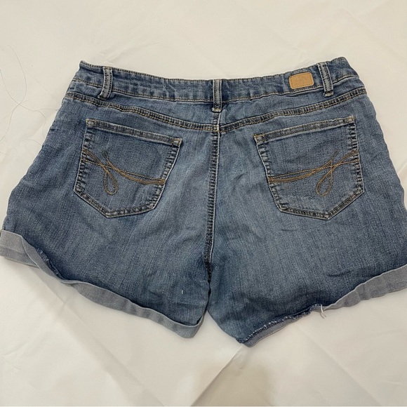 ๐ Jordache Dark Denim Jean Shorts โ Womenโs Size 16 ๐ - Picture 4 of 4